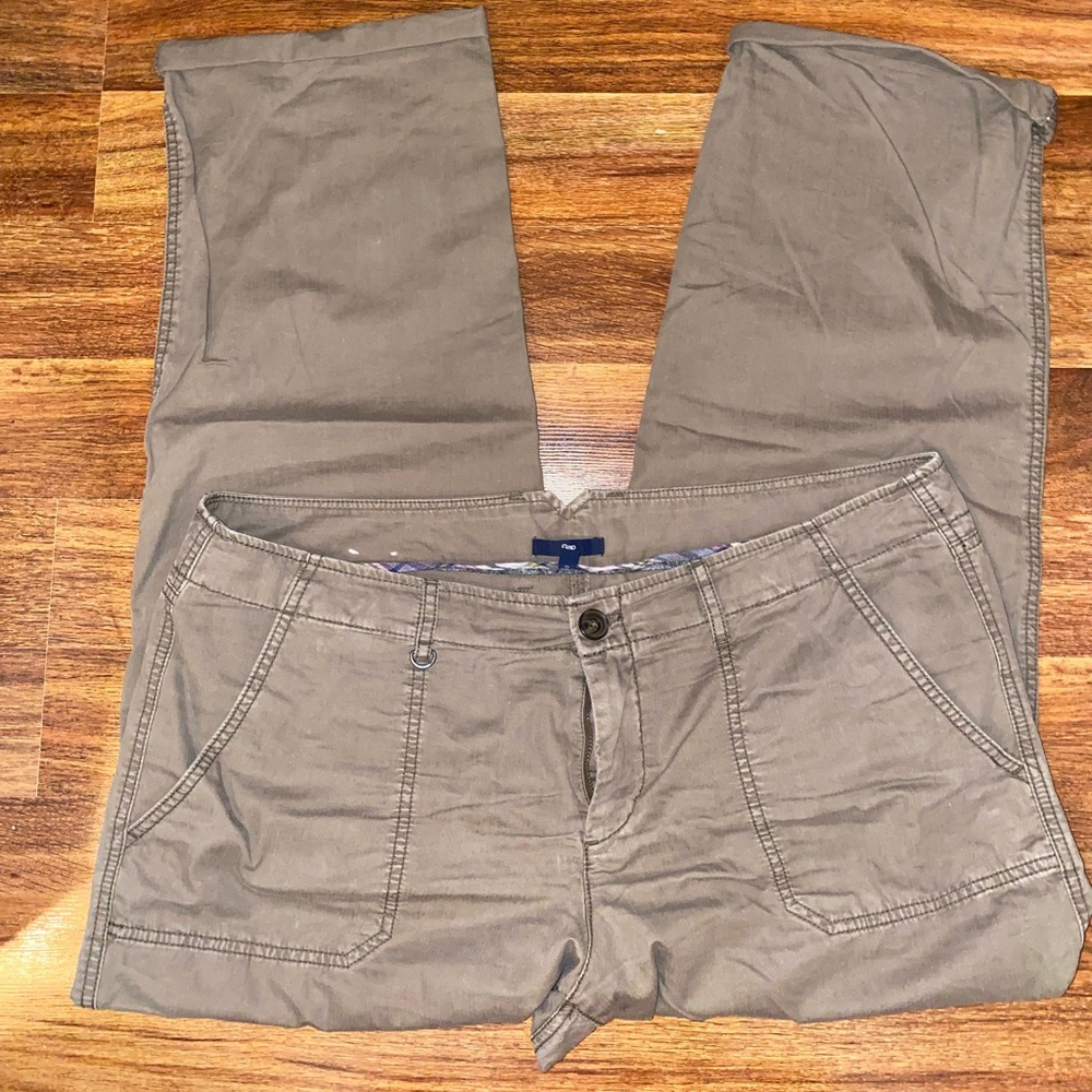 Gap Khaki Cargo Pant. Size 16 - Picture 2 of 6